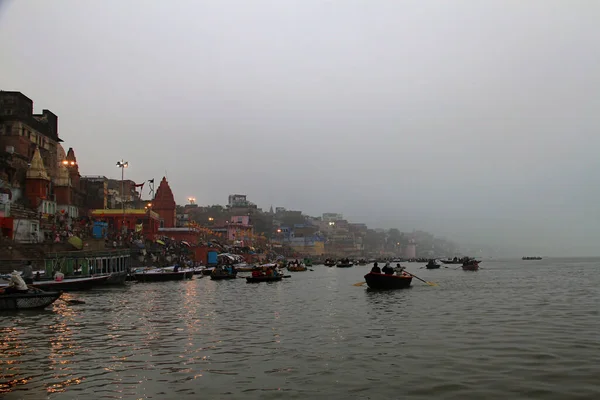 Ghats Varanasi podél západního břehu posvátné Gangy — Stock fotografie