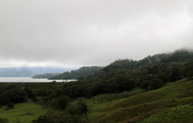 Kosta Rika 'nın Arenal gölünün çevresindeki manzara