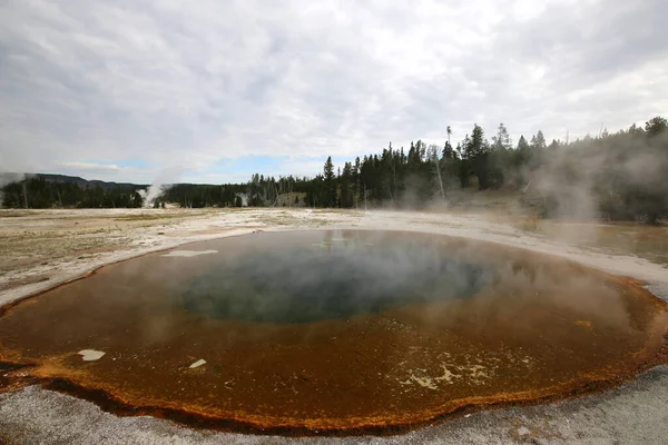 Thermal pool along the Firehole river in the Old Faithful area, Yellowstone N.P. — Stock Photo, Image