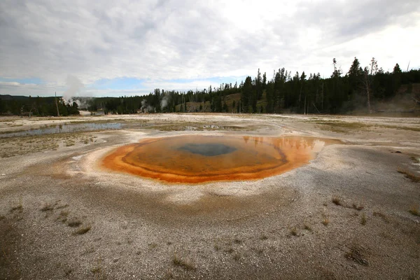 Thermalbecken entlang des Firehole River in der Old Faithful Gegend, Yellowstone N.P. — Stockfoto