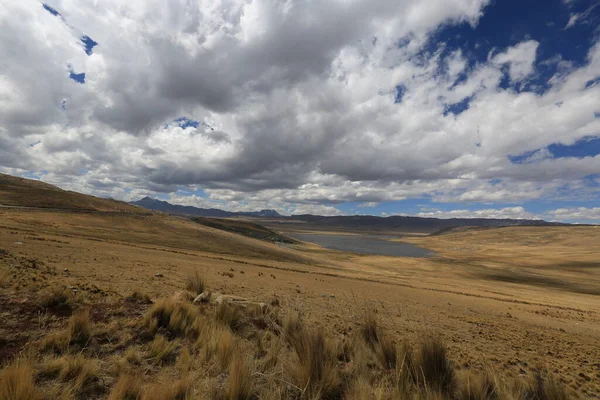 Paisaje peruano, hacia el paso Conococha — Foto de Stock