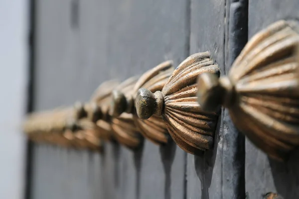 Peru 'daki Trujillo şehrindeki eski bir binanın kapı süslemeleri.