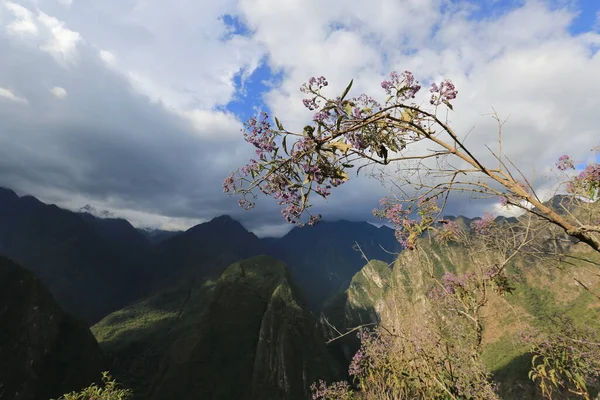 Montagnes autour de la vieille ville de Machu Picchu — Photo