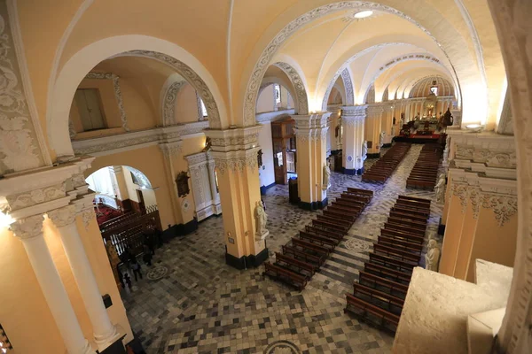 阿雷基帕主教座堂的内部 — 图库照片