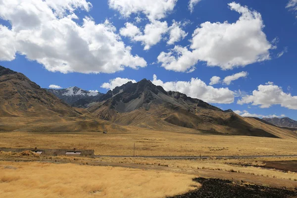 Paisaje peruano en la meseta de los Andes — Foto de Stock