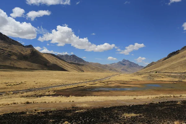 Paisaje peruano en la meseta de los Andes — Foto de Stock