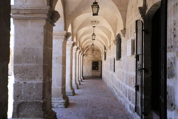 アレキパの会社教会の回廊の柱廊 — ストック写真