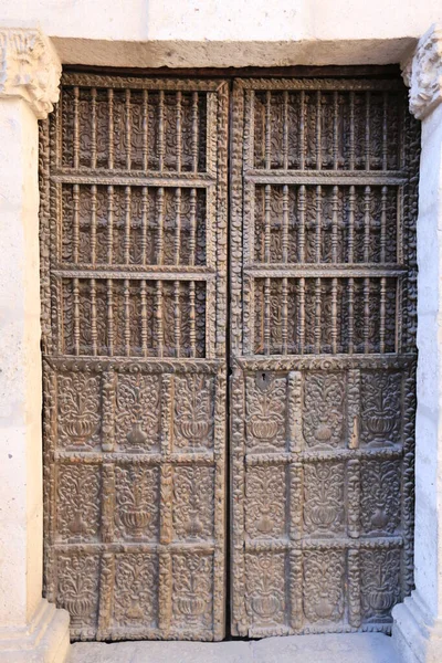 Csodálatos díszített ajtó egy házban Arequipa városában — Stock Fotó