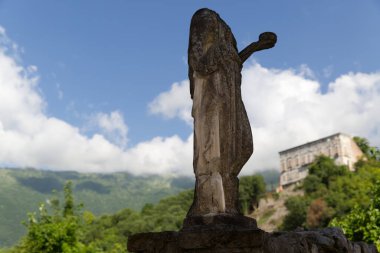 İtalya, arkasında Polenigo kalesi olan antik bir heykel.