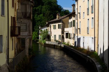 İtalya, Friuli Venezia Giulia bölgesinde Polcenigo 'nun büyüleyici köyü.