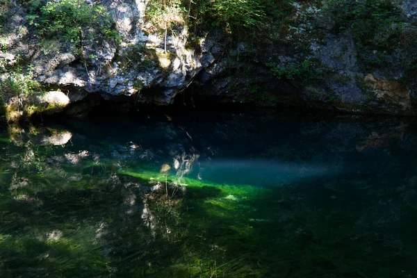 De sprookjesachtige wateren van de bronnen van de Gorgazzo rivier — Stockfoto