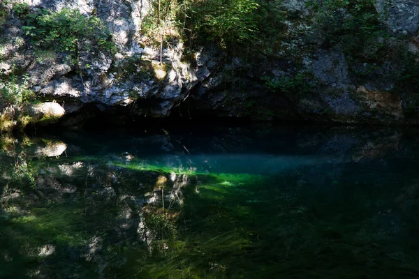 De sprookjesachtige wateren van de bronnen van de Gorgazzo rivier — Stockfoto