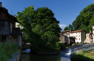 İtalya, Friuli Venezia Giulia bölgesinde Polcenigo 'nun büyüleyici köyü.