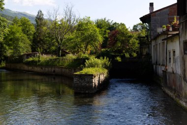 İtalya, Friuli Venezia Giulia bölgesinde Polcenigo 'nun büyüleyici köyü.