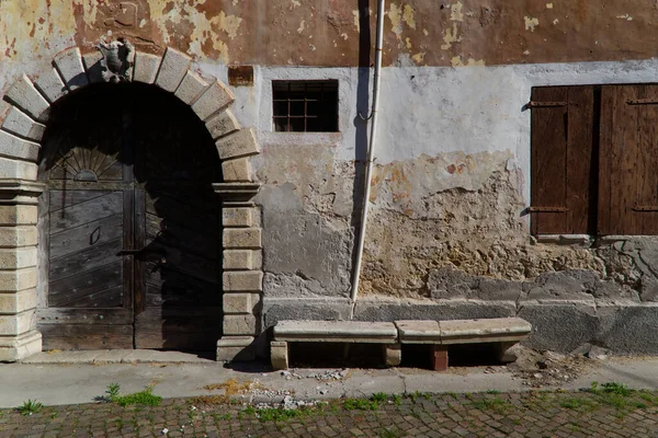 Italie, les portes des anciennes maisons du charmant village de Polcenigo — Photo
