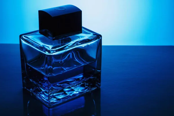 背景与瓶香水蓝色液体 复制空间 — 图库照片