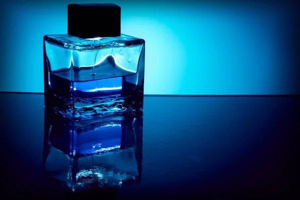 Arka Planda Mavi Sıvılı Bir Şişe Parfüm Arka Planda Boşluğu — Stok fotoğraf