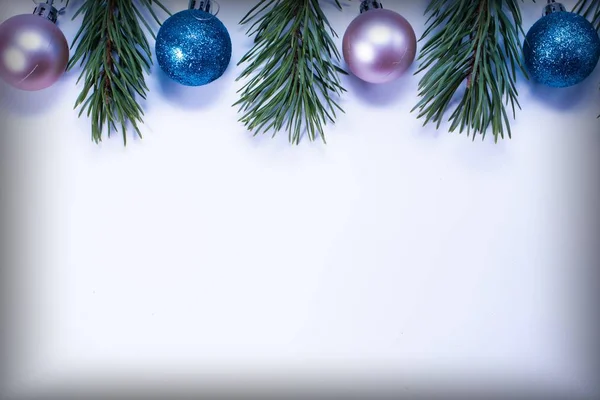 Bolas Navidad Ramas Pino Sobre Fondo Blanco Situado Parte Superior — Foto de Stock