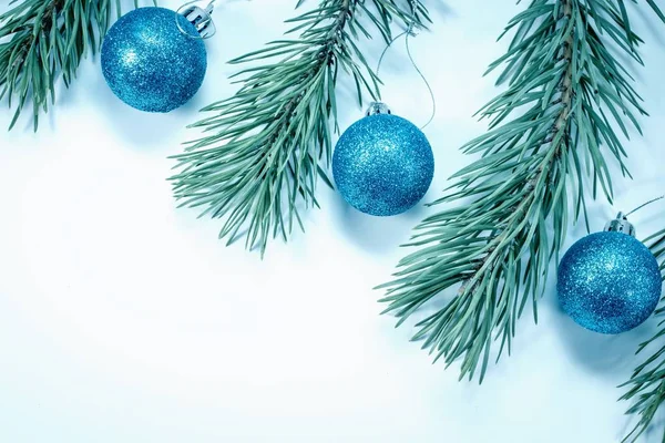 Bolas Azules Navideñas Ramas Pino Sobre Fondo Blanco Concepto Vacaciones — Foto de Stock