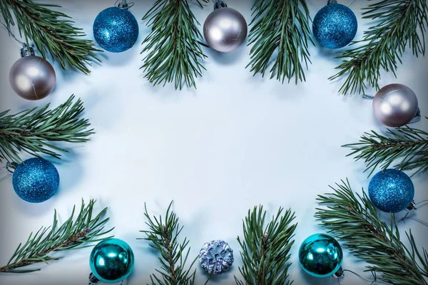 크리스마스 소나무 가지들이 배경에 원형으로 배열되어 있었다 위에서 — 스톡 사진