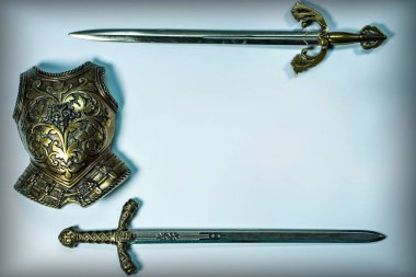 Beyaz arka planda şövalye kılıçları ve zırhı. Boşluğu kopyala