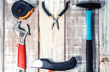 Ahşap zemindeki el aletlerinin bileşimi. Yukarıdan bak. Boşluğu kopyala