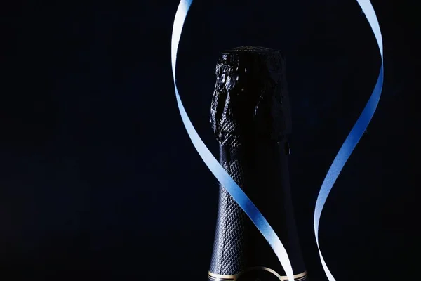 Estive Achtergrond Met Een Fles Champagne Wijn Blauwe Serpentine Kopieerruimte — Stockfoto