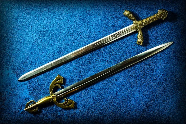Zwei Ritterliche Schwerter Liegen Parallel Auf Dunkelblauem Grund Blick Von — Stockfoto