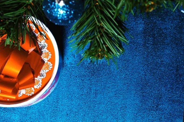 Karácsonyi Kék Golyó Lucfenyő Ágak Egy Ajándék Piros Szalaggal Formájában — Stock Fotó