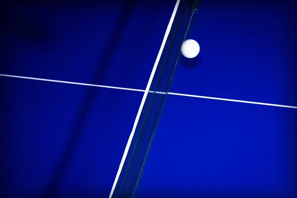 白い線のある青いテーブルの上に卓球用のボールがある背景 — ストック写真