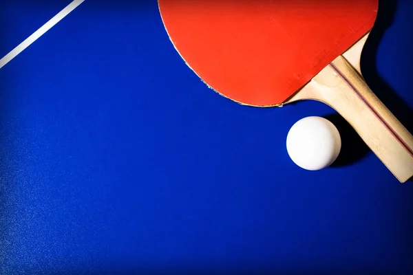 Raquete Vermelho Bola Para Tênis Mesa Fundo Mesa Azul — Fotografia de Stock