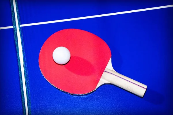 Raquete Vermelho Bola Para Tênis Mesa Fundo Mesa Azul — Fotografia de Stock