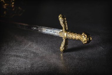 Gri arkaplanda şövalye kılıcı.