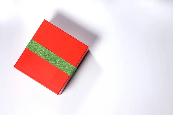 Geschenk Rote Schachtel Mit Grünem Band Isoliert Auf Weißem Hintergrund — Stockfoto