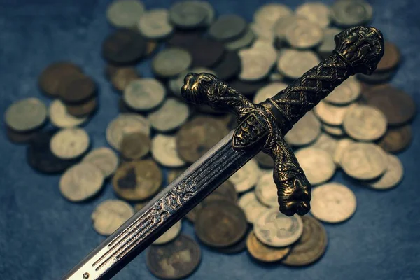 Рыцарский Меч Фоне Монет — стоковое фото