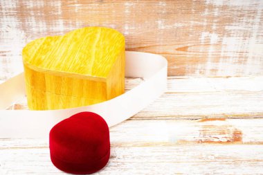 Kırmızı hediye kutusu ve kalp şeklinde ahşap bir kutu. Sevgililer Günü