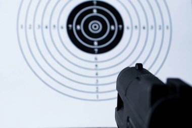 Siyah merkezli yuvarlak bir hedefi hedef alan bir tabanca. İş Hedefi Başarı Konsepti