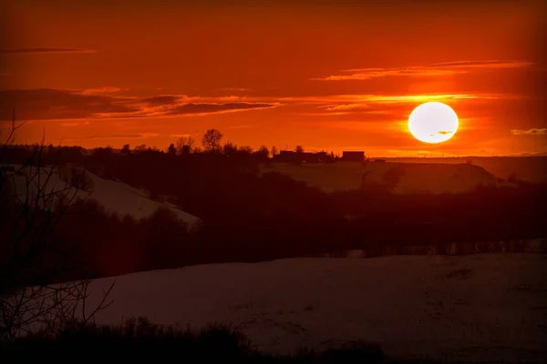 Schöner Sonnenuntergang Mit Wolken Und Häusersilhouetten Auf Einem Hügel — Stockfoto