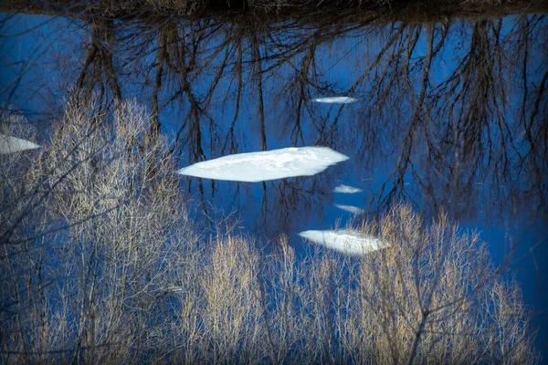 Hermoso Paisaje Con Témpanos Hielo Flotantes Largo Del Río Con —  Fotos de Stock