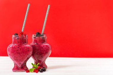 Sevgililer günü için yemek, kalp şeklinde bir kavanozda muz kokteyli, 14 Şubat için yemek, Sevgililer Günü için menü.