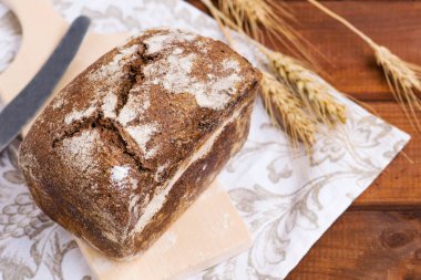 Ev yapımı çavdar ekmeği, bir restoran için gurme ekmek, ahşap bir masada yatıyor.