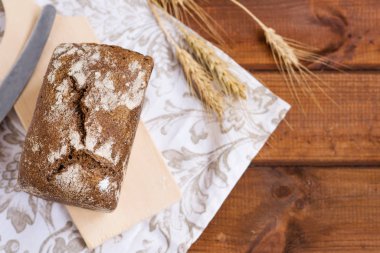Ev yapımı çavdar ekmeği, bir restoran için gurme ekmek, ahşap bir masada yatıyor.
