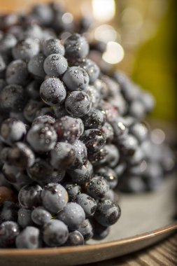 Koyu metal tepside kırmızı şarap üzümü.