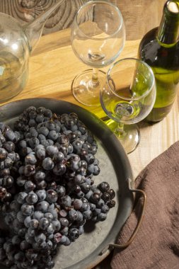 Koyu metal tepside kırmızı şarap üzümü.