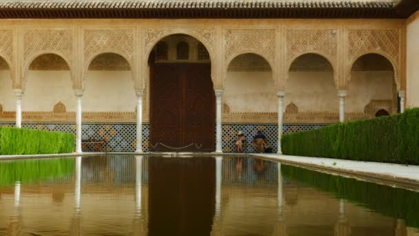 Binnenplaats van Alhambra Moorse moskee — Stockvideo
