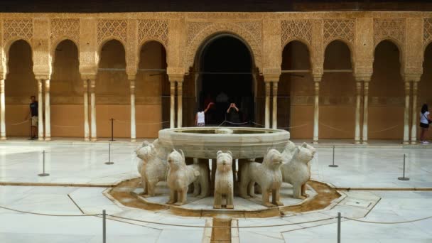 Nádvoří maurské mešity Alhambra — Stock video