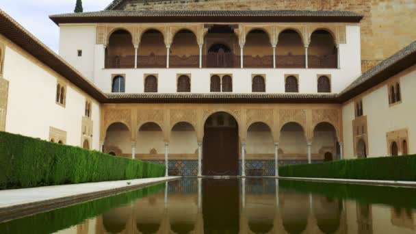 Patio de la mezquita morisca de la Alhambra — Vídeo de stock