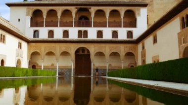 Alhambra Mağribi cami avlusu