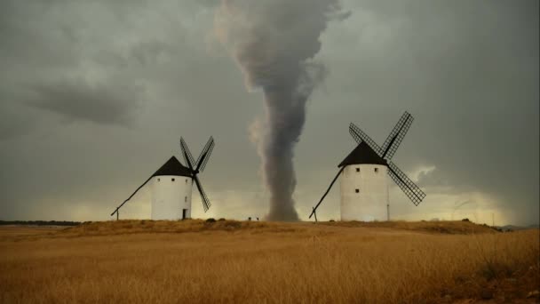 Гигантский торнадо в полях — стоковое видео