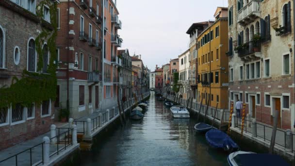 Byggnader över kanal i Venedig — Stockvideo